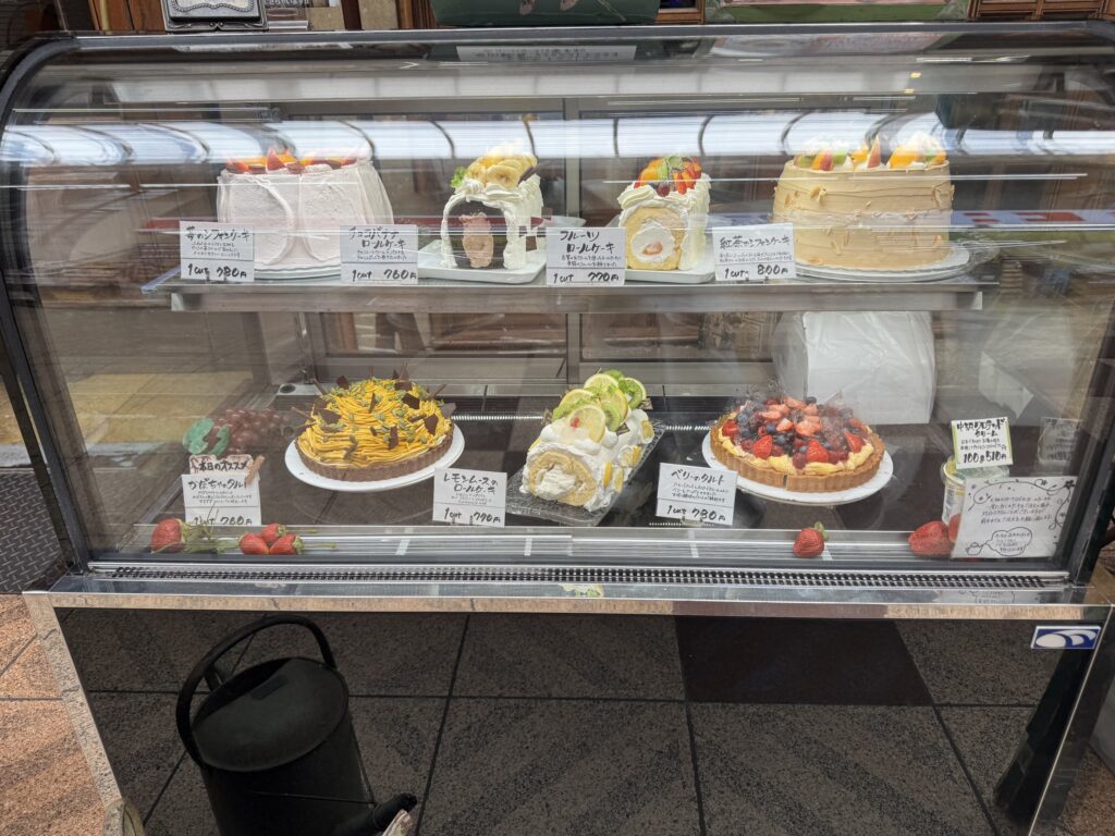 西洋茶館のショーケースに並ぶ手作りケーキ